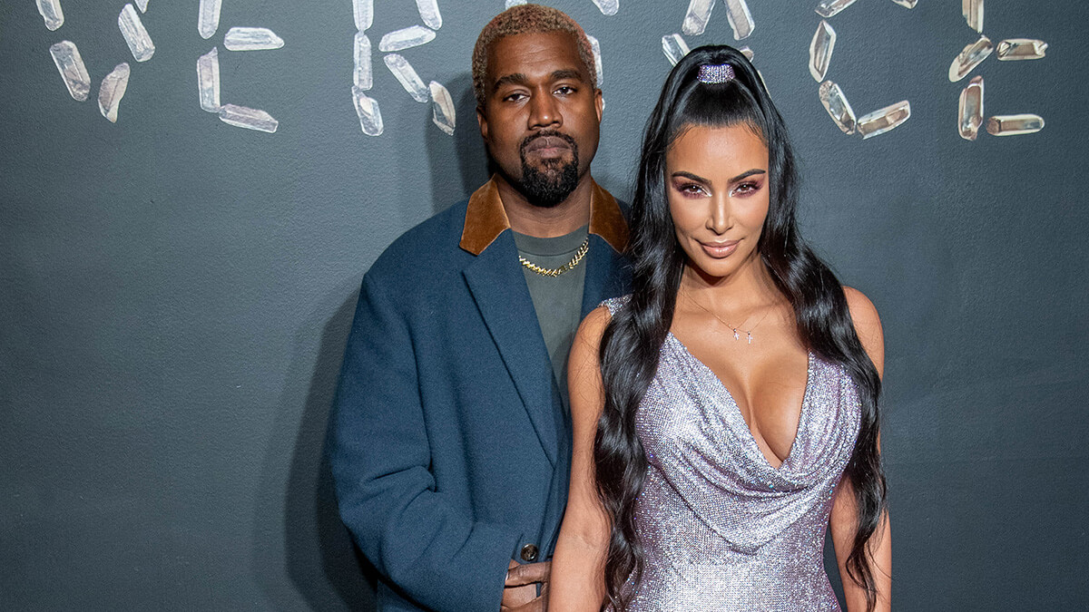Kim Kardashian memilih menghabiskan waktu karantinanya bersama keluarganya, termasuk Kanye West yang merupakan suaminya