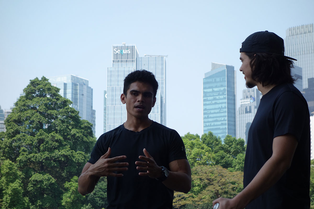 Albert Tiwa sedang menjelaskan sesuatu kepada David John Schaap