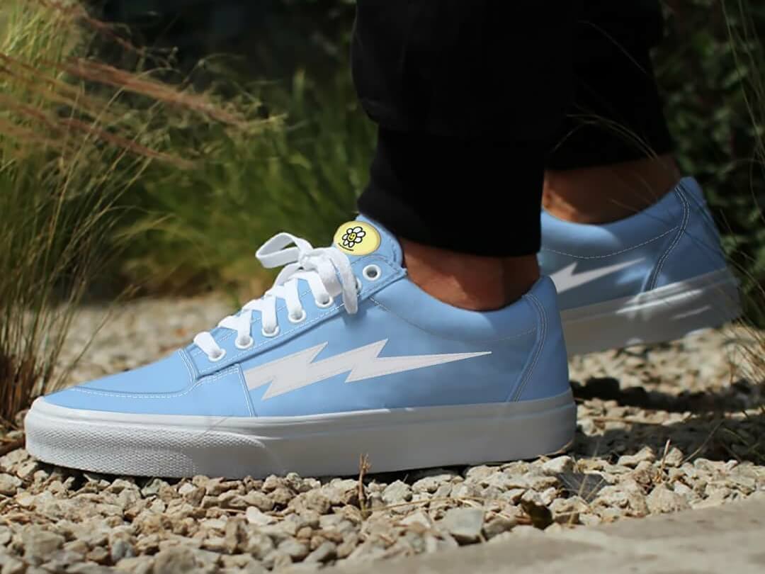 Change colour shoe, jika terkena matahari sepatu akan berubah menjadi biru langit