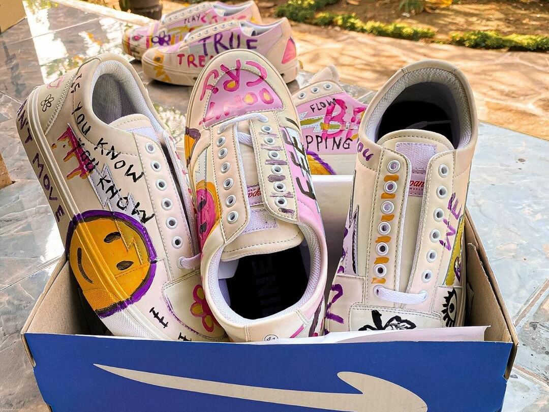 Court Fowleri, sepatu ini bisa berubah warna menjadi pink dan kuning jika terkena matahari