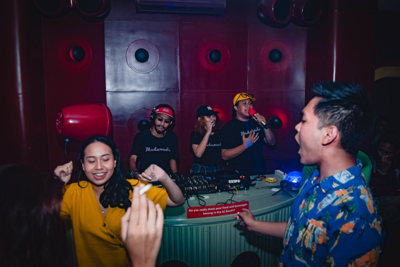 Membawa pendengar sing along dengan lagu-lagu oldies