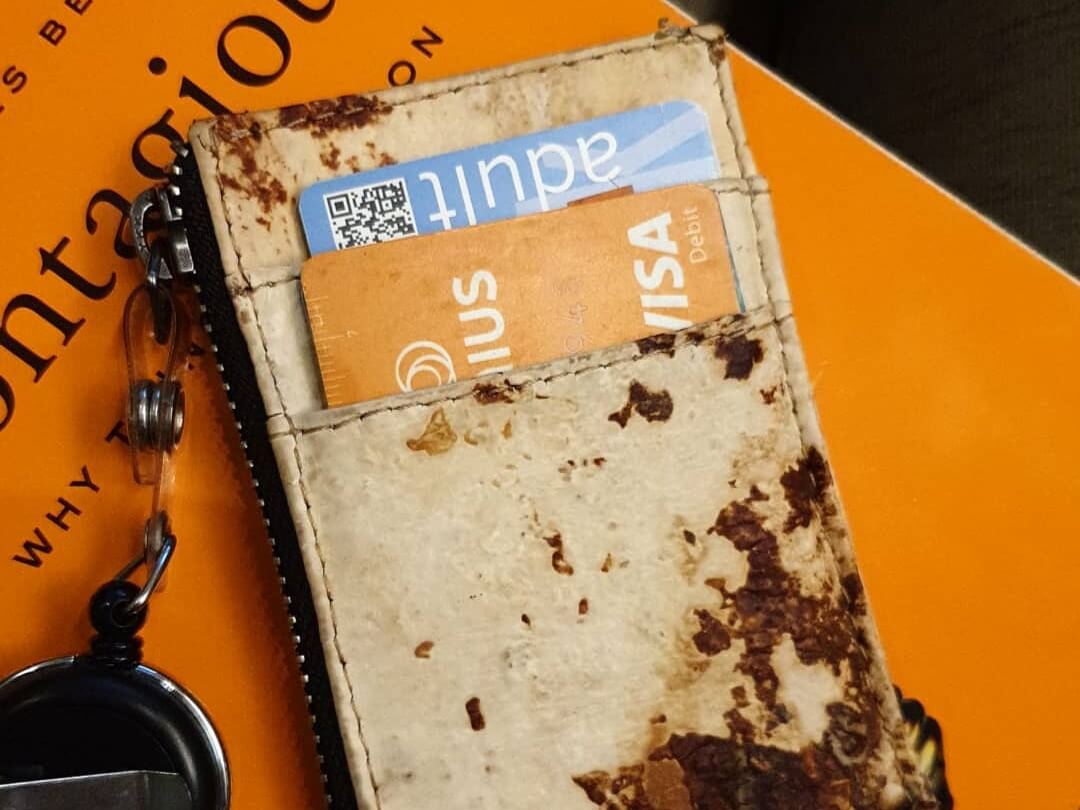 Salah satu contoh produk Mycotech, yaitu dompet yang terbuat dari jamur