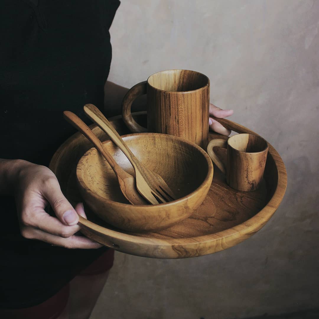 Peralatan makan berbahan kayu buatan Naruna