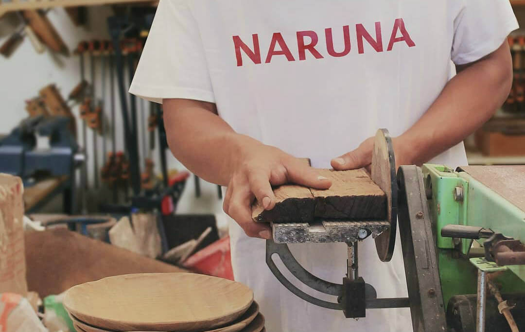 Pemotongan kayu sebagai bahan baku produk Naruna