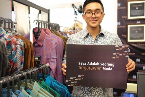 Negarawan; Memperkenalkan Batik &amp; Tenun Indonesia Ke Mata Dunia