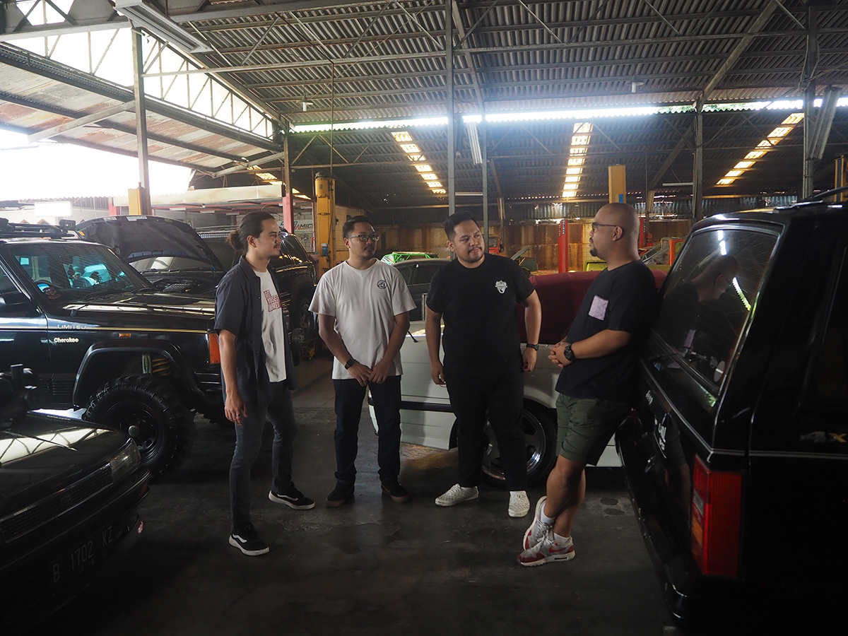 Para pendiri Goodrides sedang mengobrol ditengah-tengah mobil