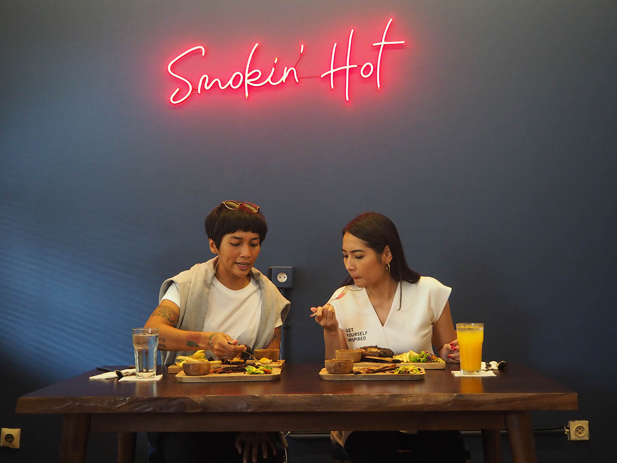 Ade Putri sedang mencicipi menu makanan di restoran bersama host MLDSPOT TV