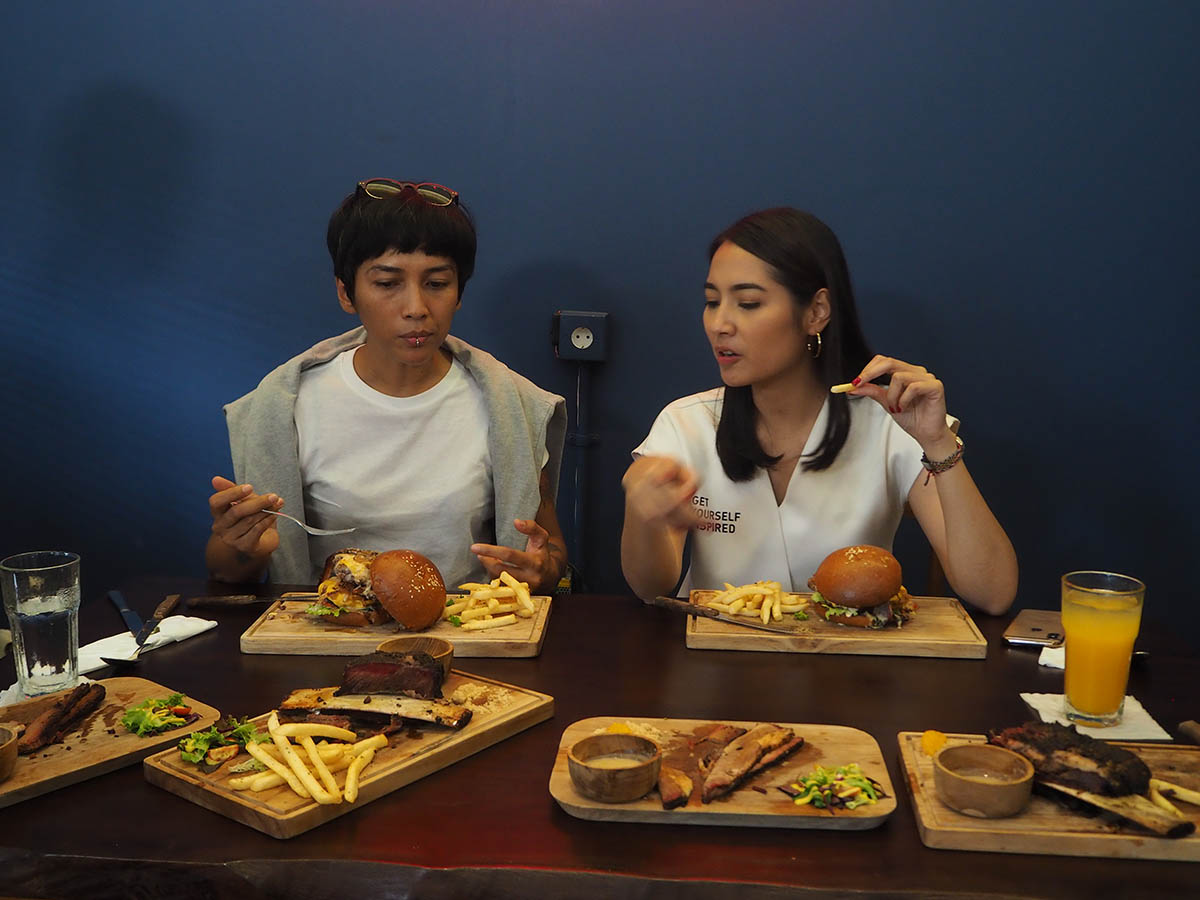 Ade Putri sedang mencoba berbagai macam hidangan di Roastman, Jakarta