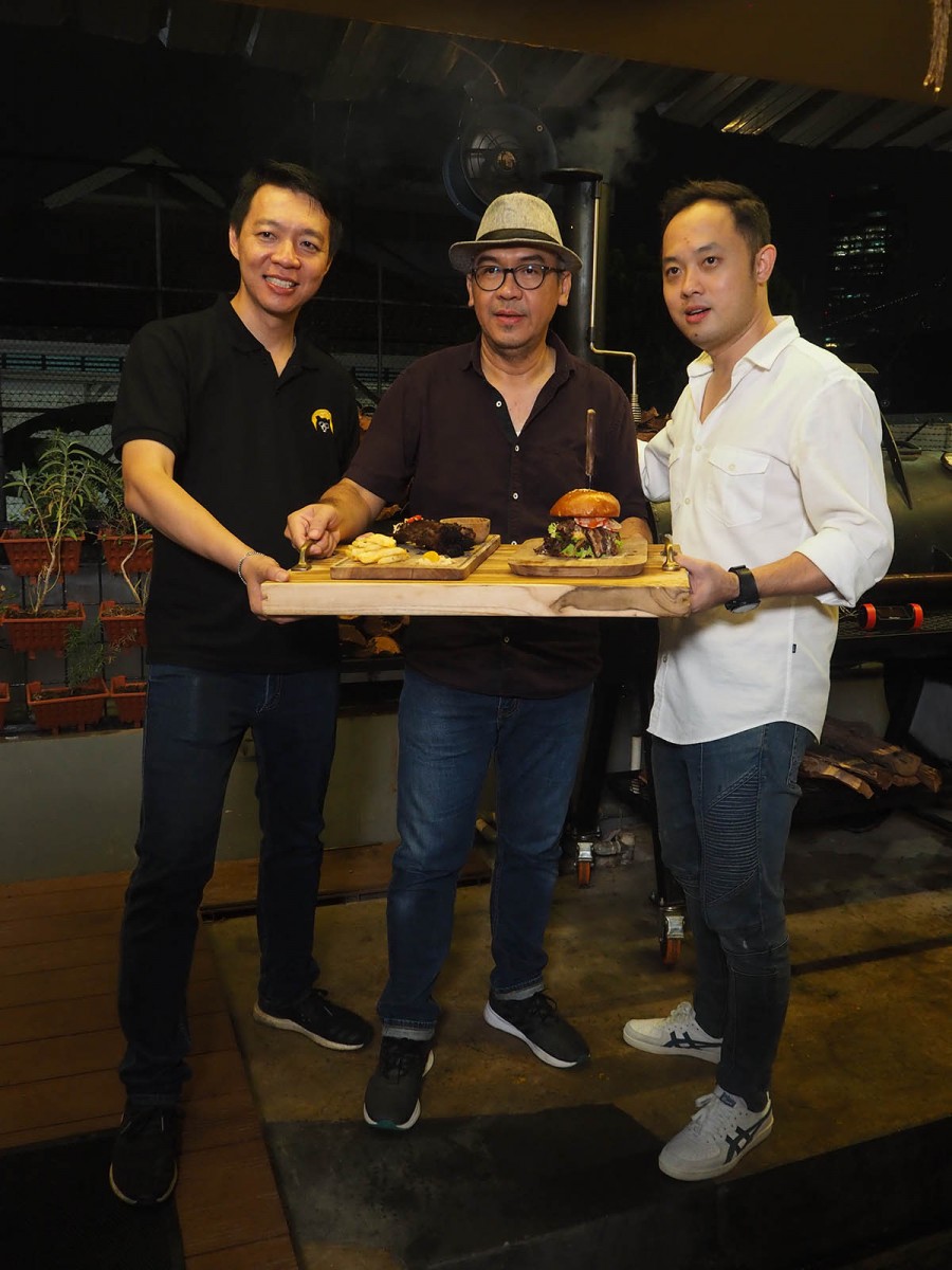 Para owner memegang nampan penuh dengan menu andalan dari Mr. Roastman