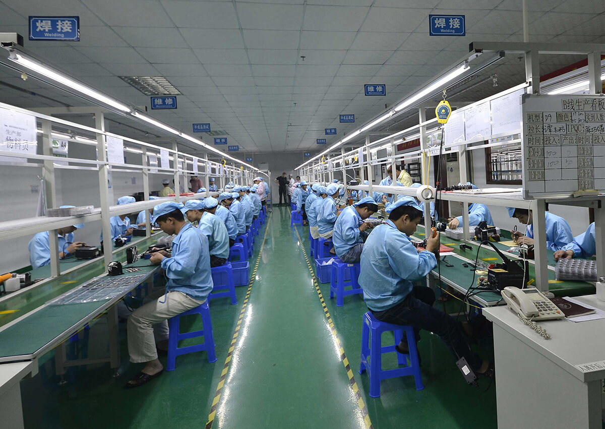 Proses manufaktur komponen iPhone di China.