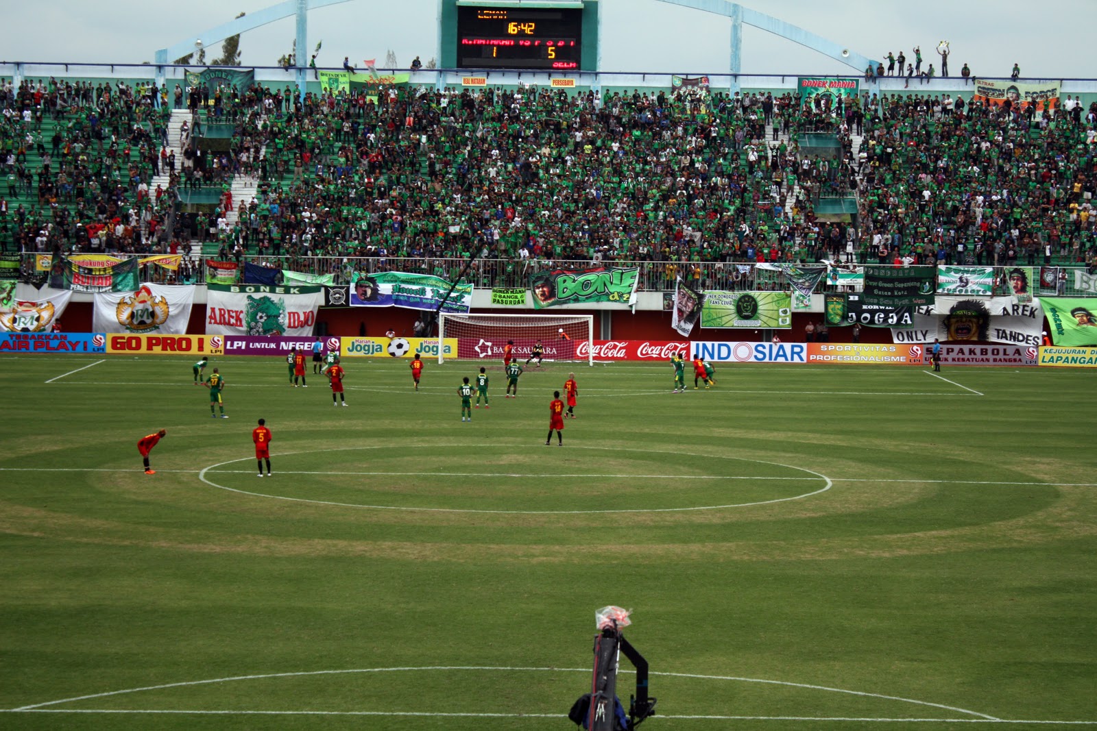 Kesetiaan Suporter Persebaya Perlu Diacungi Jempol Nih, Urbaners!