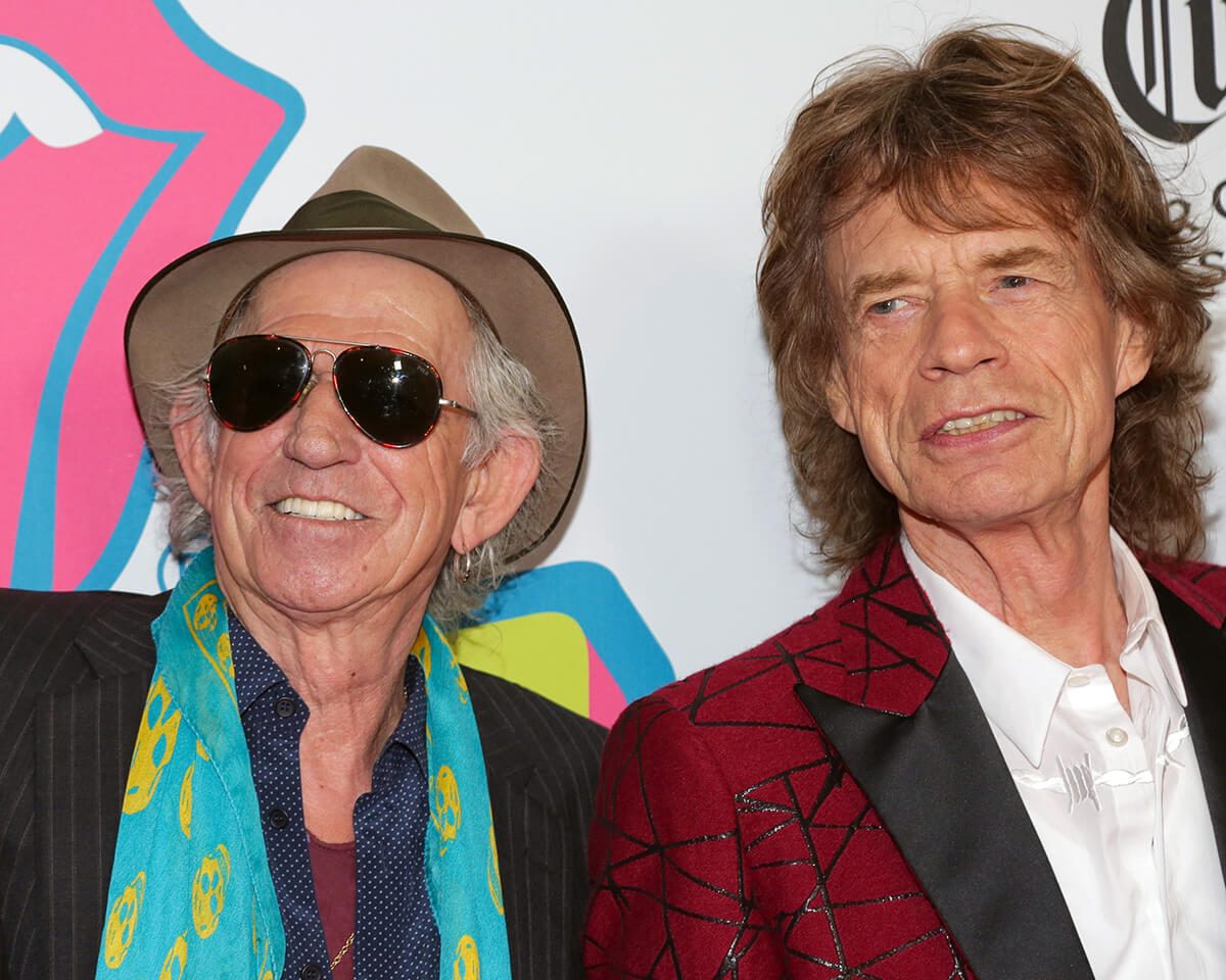 Keith Richards dan Mick Jagger tampak tersenyum dalam sebuah kesempatan di red carpet