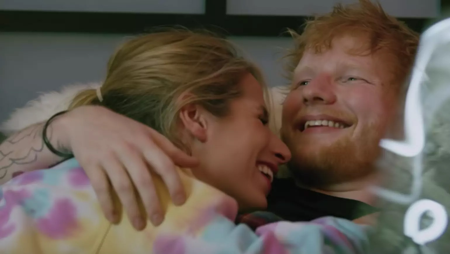 MLDSPOT Romantisme Ed Sheeran dan Istri dalam MV Terbarunya "Put It