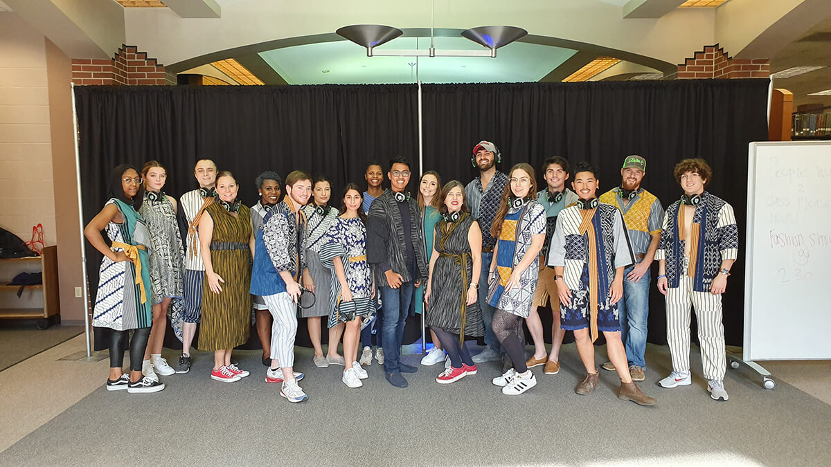 Rony dan para model pendukung dalam fashion show di University of Louisiana at Lafayette