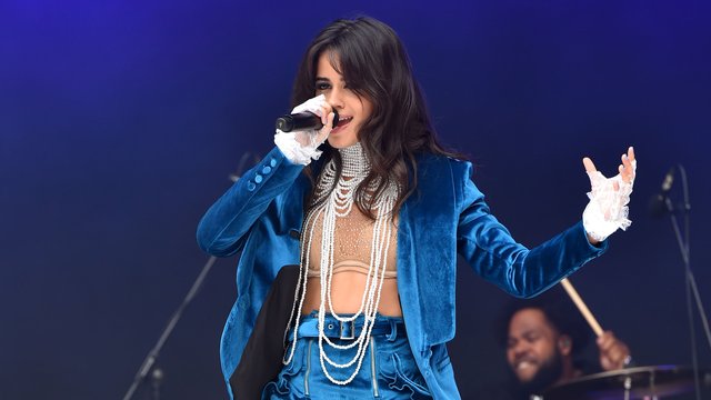 Camila Cabello mengenakan baju biru dan tampil di Summertime Ball 2018
