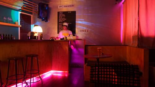 Slits: Bar Seru yang Tawarkan Suasana ala Izakaya di Jepang