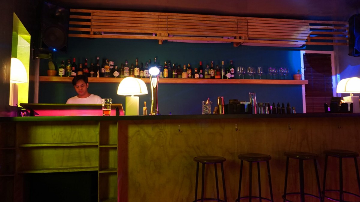 Suasana bar dengan nuansa klasik dan warna-warni tertata apik