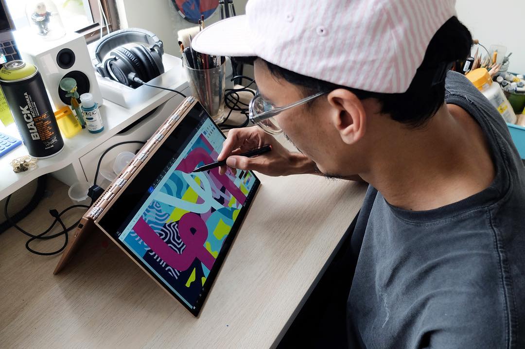 Proses gambar Adi sebelum menuangkannya ke medium yang lebih besar