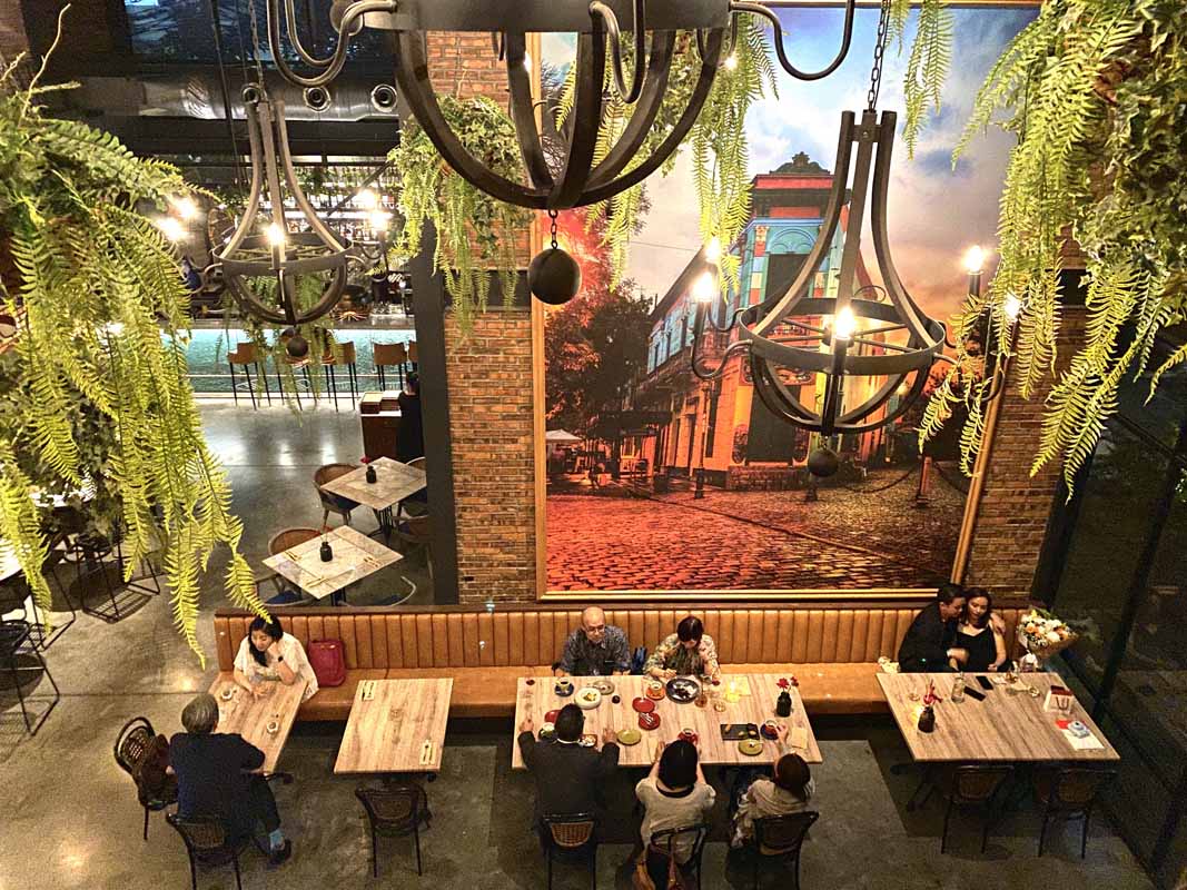 Konsep bangunan restoran yang industrial memberikan kesan luas