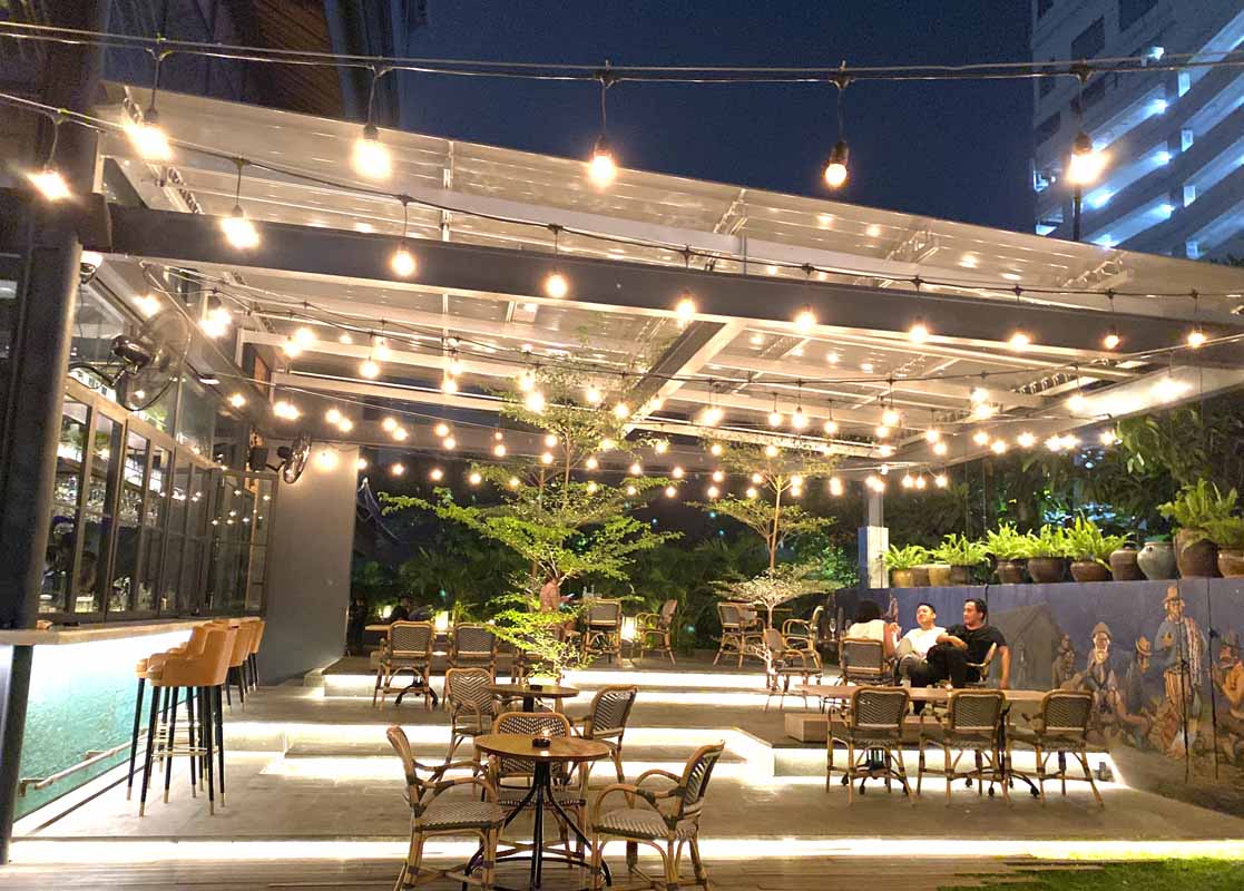 Bagian outdoor restoran Sudestada yang dilengkapi bar
