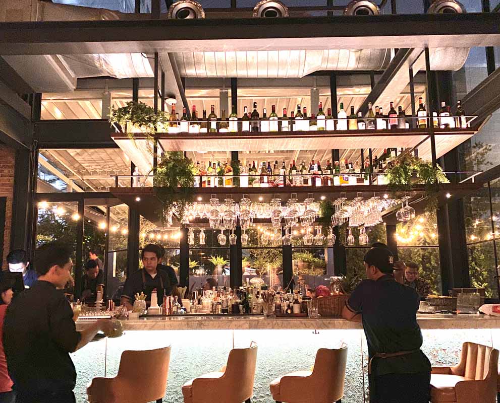 Bar yang menyajikan berbagai macam koktail khas Sudestada