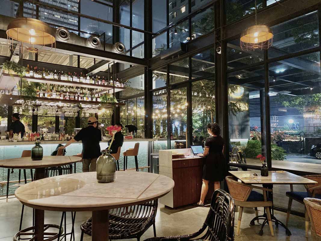 Restoran yang terdiri dari 3 bagian: bar, dining room dan kafe