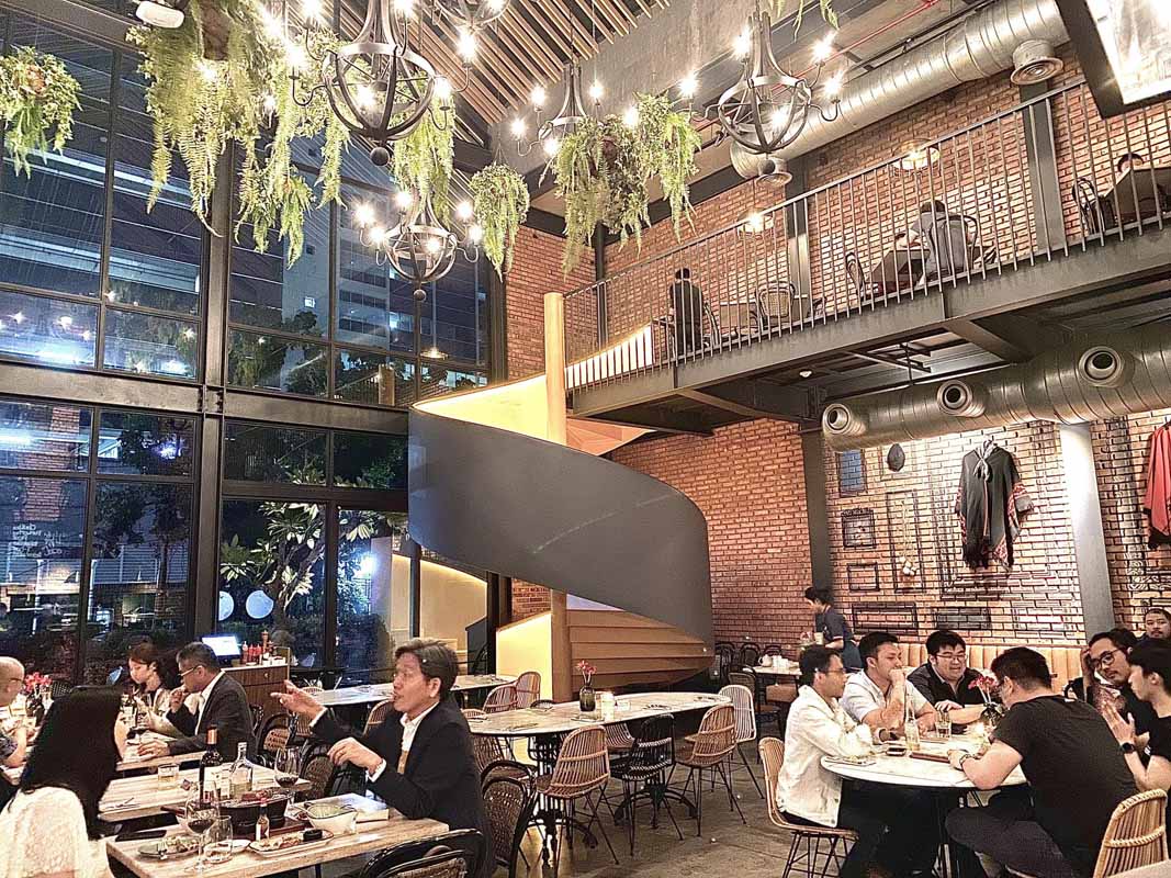 Terdiri dari 2 lantai, Sudestada berkapasitas hingga 100 orang