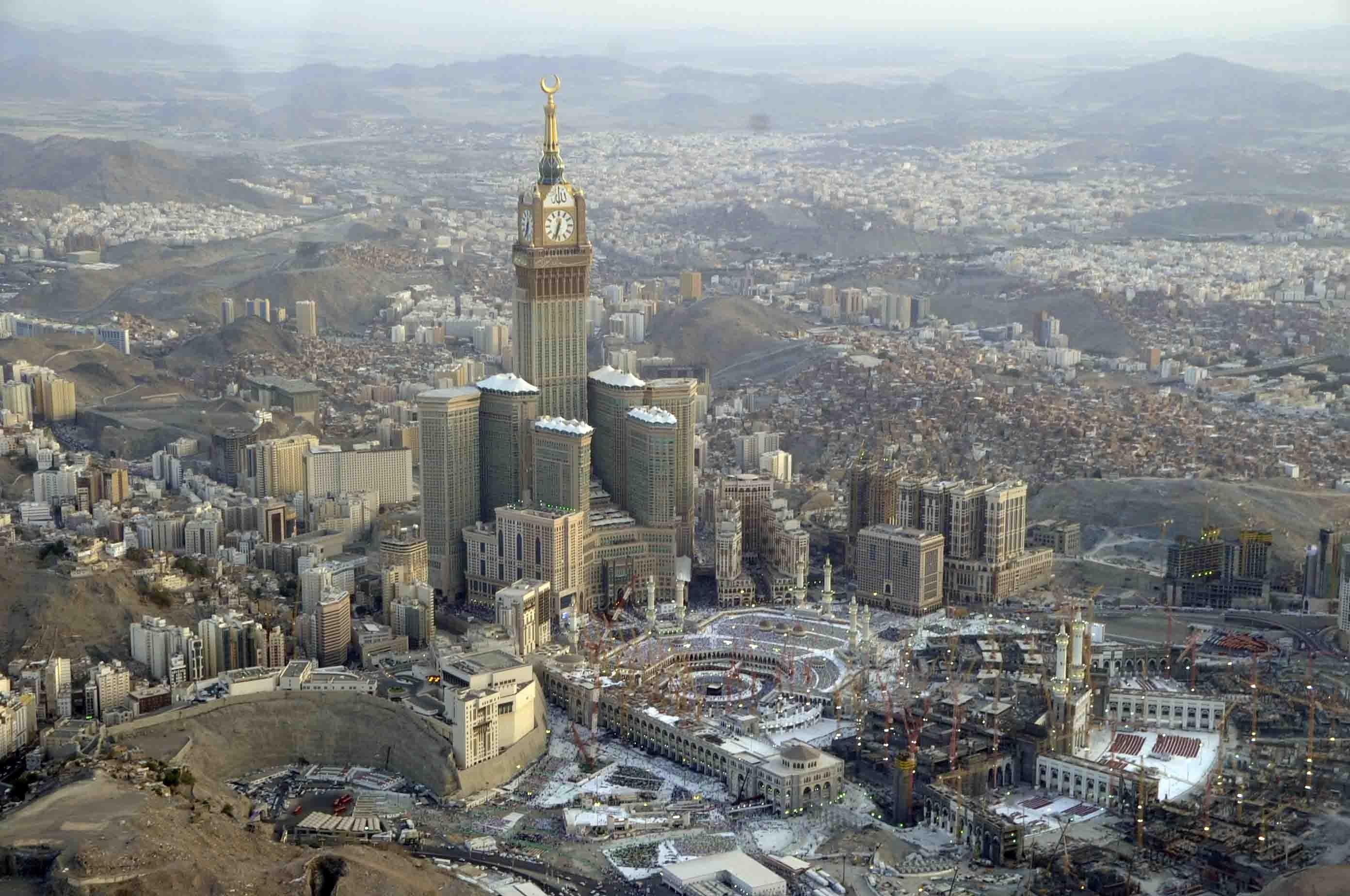 Башня в мекке. Часовая башня Абрадж Аль-Бейт. Королевская башня Абрадж Аль Бейт. Королевская часовая башня Мекка Саудовская Аравия. Башни Абрадж Аль-Бейт Саудовская Аравия.
