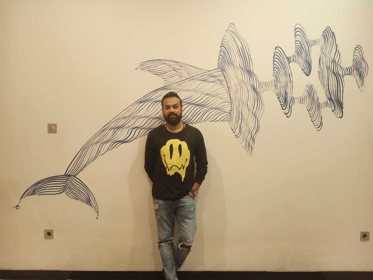 Bharata berpose di area mural studio Tantra