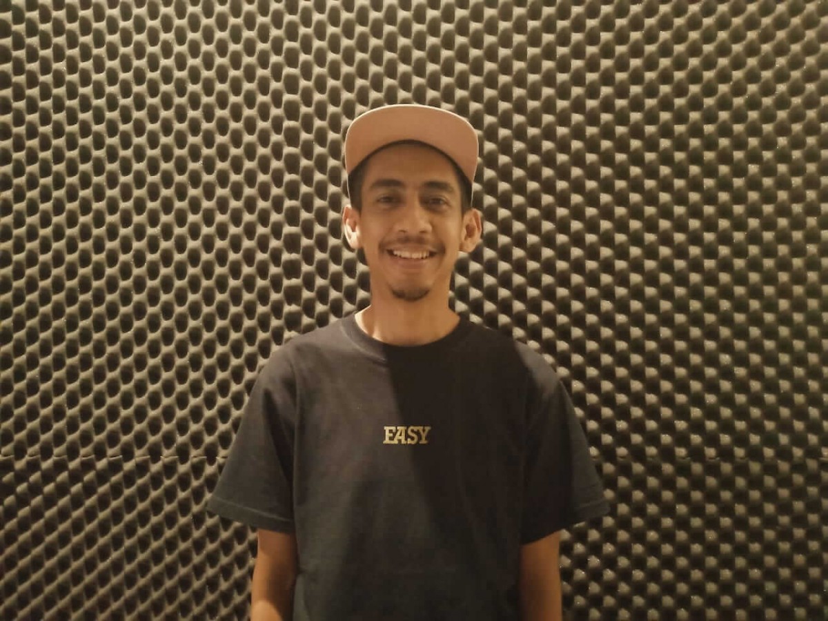 Ibam berpose di studio Sonar Audio Post