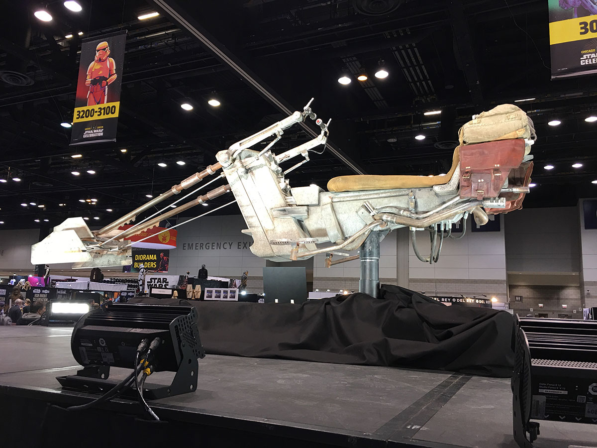 Cuplikan Razor Crest Terbang