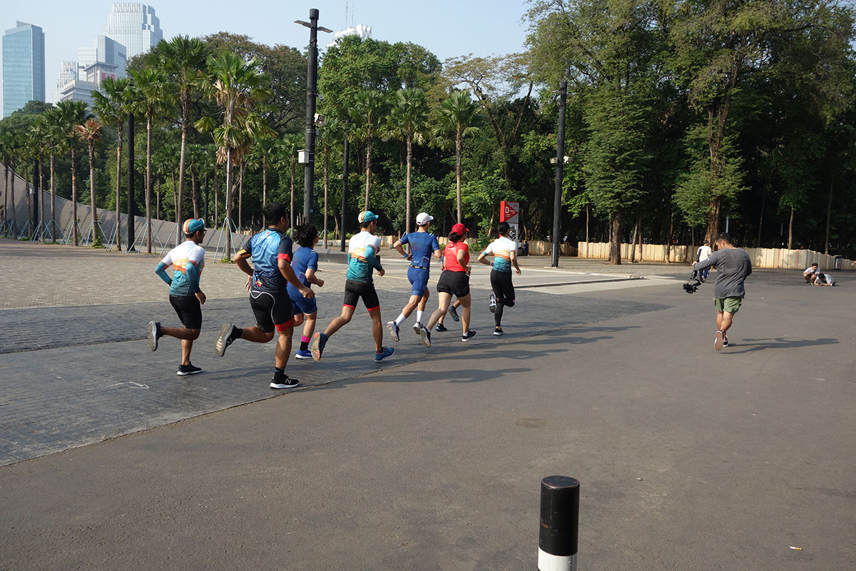 Anggota Triathlon Buddies Indonesia sedang latihan lari di Stadion Gelora Bung Karno