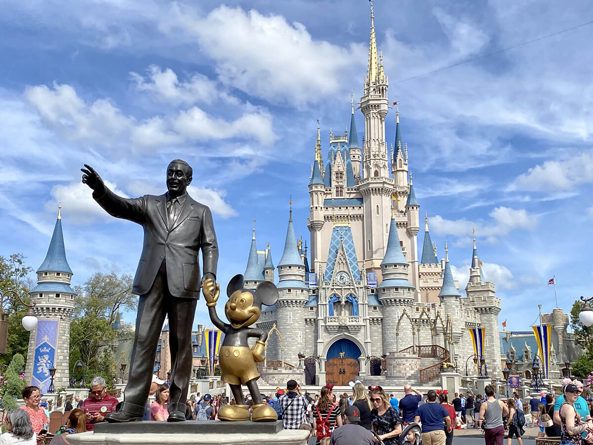 Patung Walt Disney dan Mickey di depan Istana Cinderella di Walt Disney World.