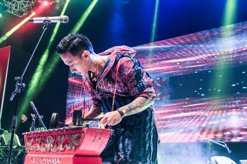 V1Mast, Bawakan Pop Etnik Dengan Instrumen Musik Daerah