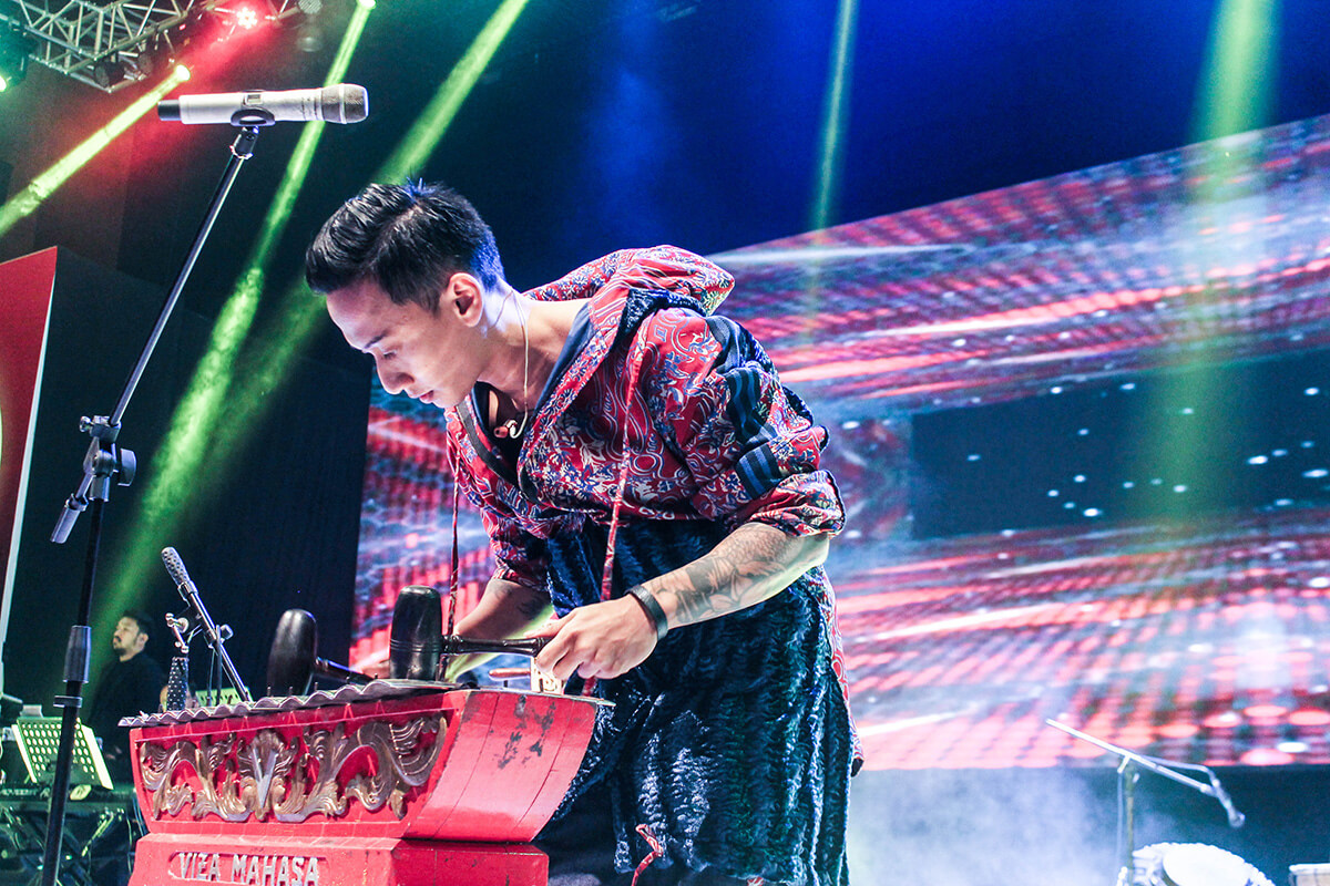 V1Mast, Bawakan Pop Etnik Dengan Instrumen Musik Daerah