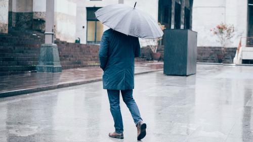 Tips Memilih Outfit di Musim Hujan