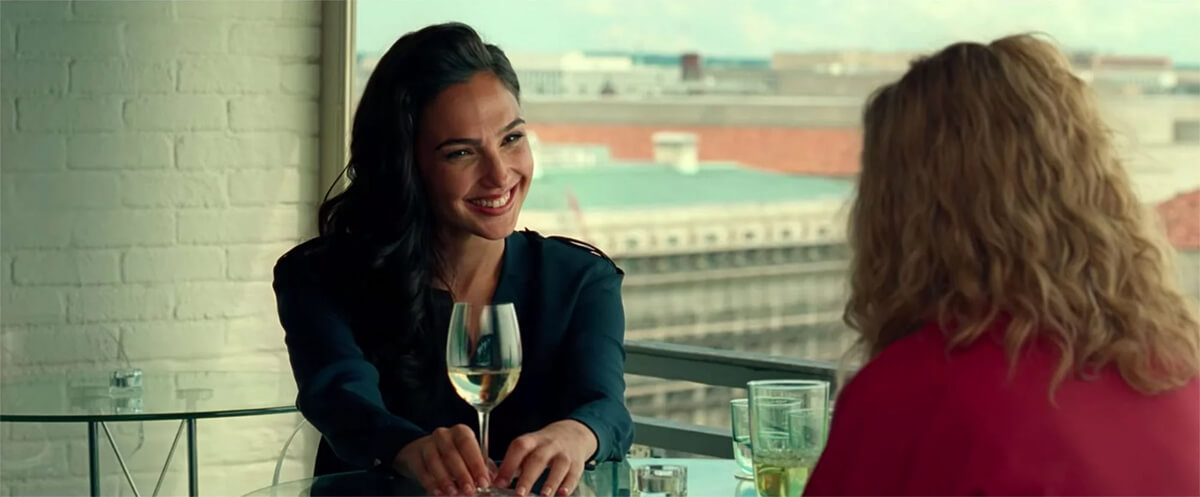 Diana Prince mengobrol dengan “yang diduga” Cheetah