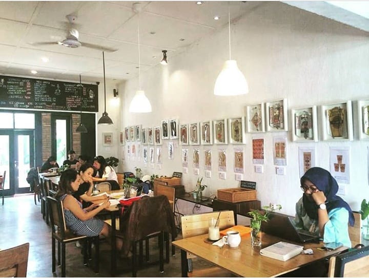 Tirana Art and Kitchen kerap dijadikan galeri seni rupa, tempat meeting, hingga spot pameran