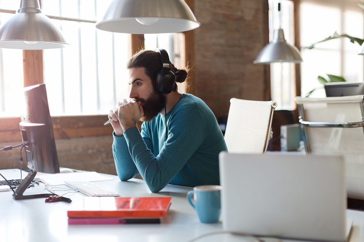 4 Aplikasi Buat Lo Dengerin Podcast Keren Saat Kerja