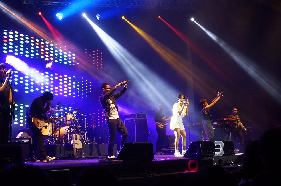 Penampilan Atraktif Artis MLDSPOT Stage Hall A3 Ajak Penonton Berdansa Bersama