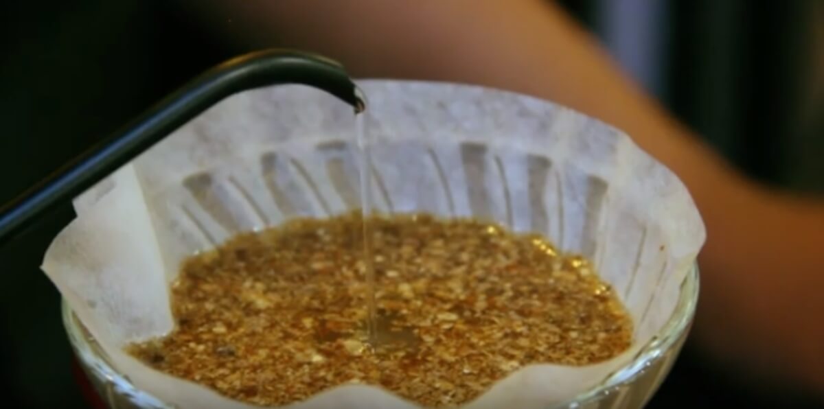 Teknik V60,  salah satu teknik yang digunakan untuk membuat jamu di Acaraki