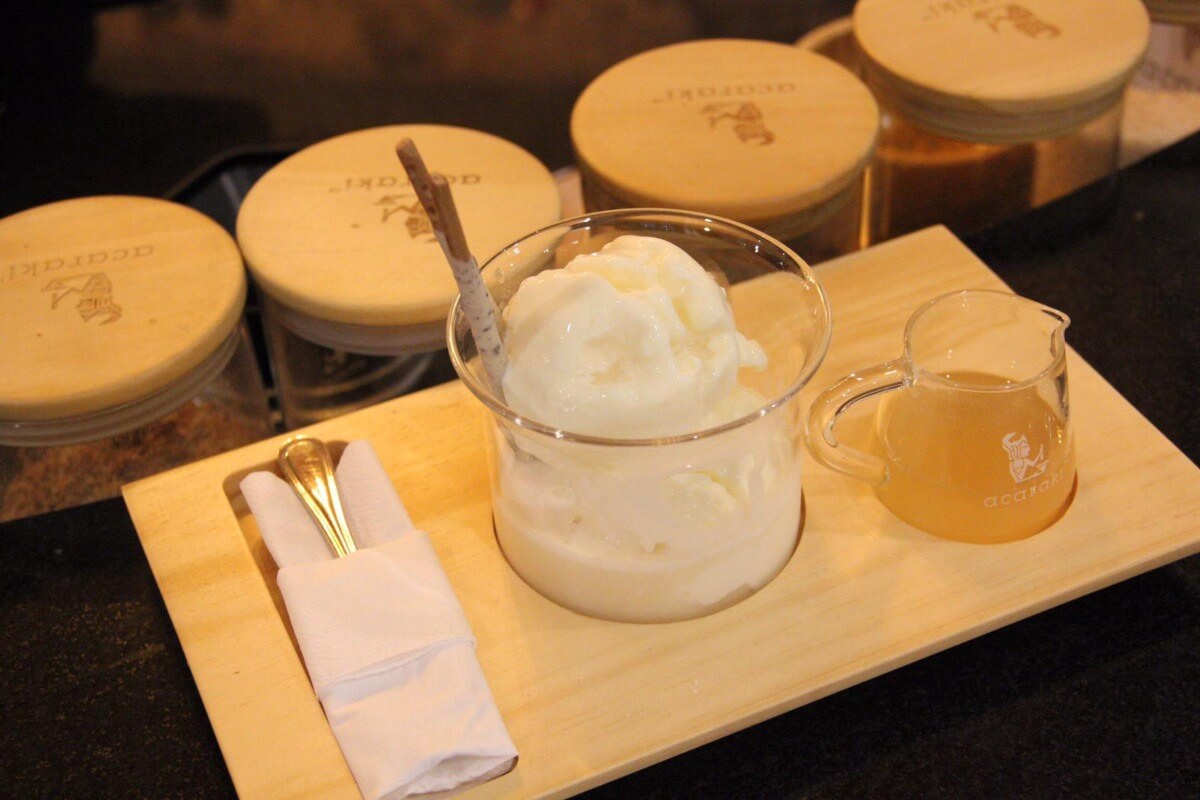 Kombinasi jamu dan es krim, salah satu menu andalan di Acaraki