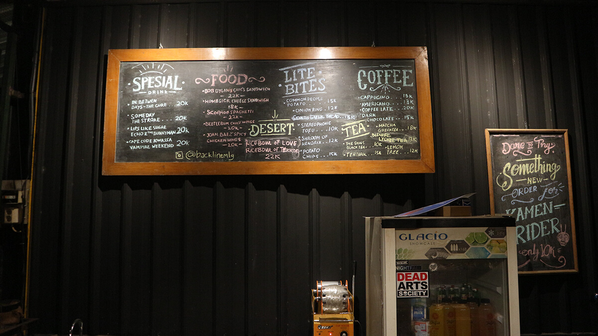 Pilih musisi dan lagu favoritmu dalam daftar menu di Backline © Dewi Ratna