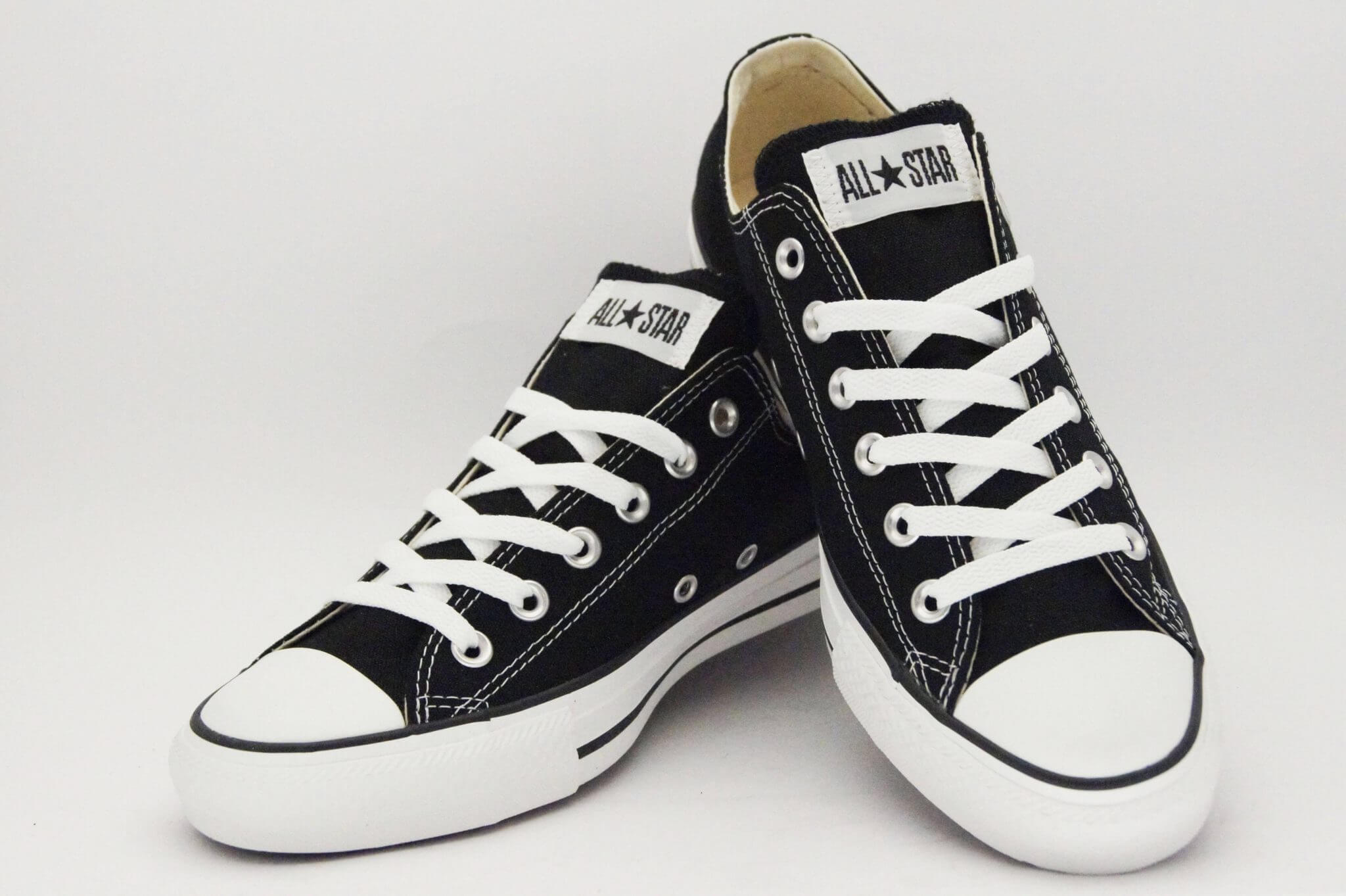 Model deals sepatu converse