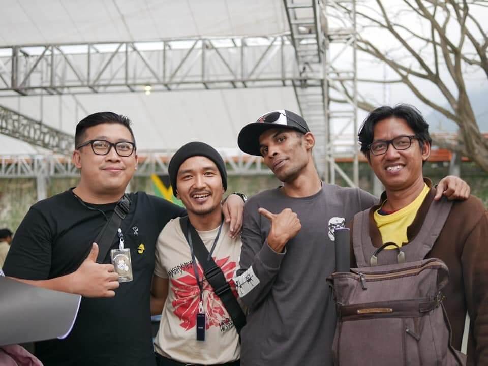 Eric berfoto bersama sebelum meliput gigs musik