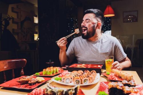 5 Hal yang Nggak Boleh Lo Lakukan Saat Makan Sushi!