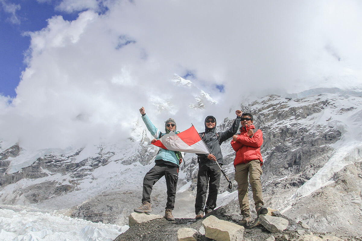Salah satu pencapaian, memijak Gunung Everest