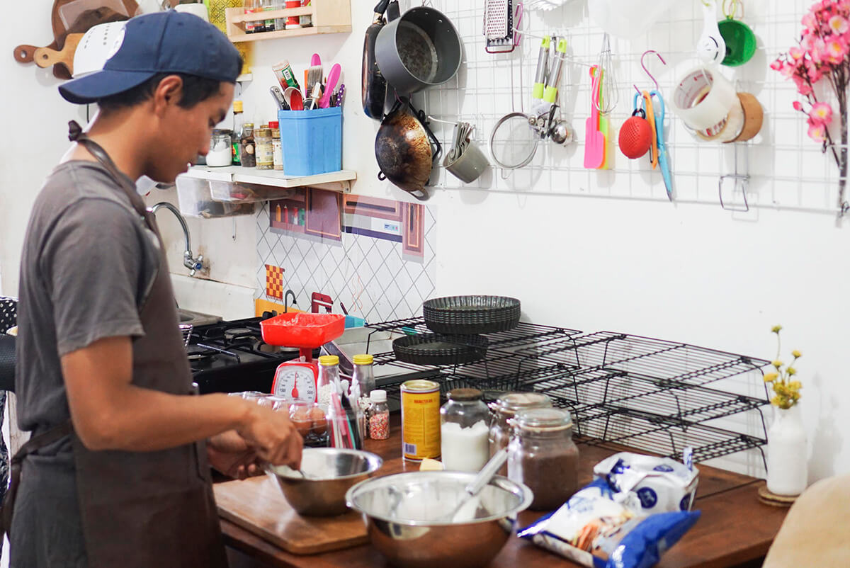 Coba-coba akhirnya diseriusin, begitulah kisah sampai akhirnya Fran menekuni bisnis kue