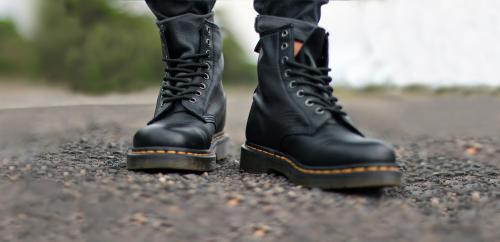 Kenapa Lo Bisa Keren Pakai Sepatu Docmart