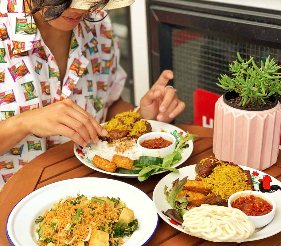 Layaknya sensasi makan di ‘warung’, It’s Java juga mempopulerkan tradisi makan dengan tangan
